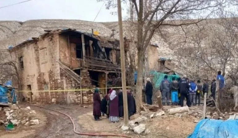 Akkışla'da Korkunç Yangın Faciası! 2 Katlı Ev Yangınında Anne Hayatını Kaybetti — haber görseli