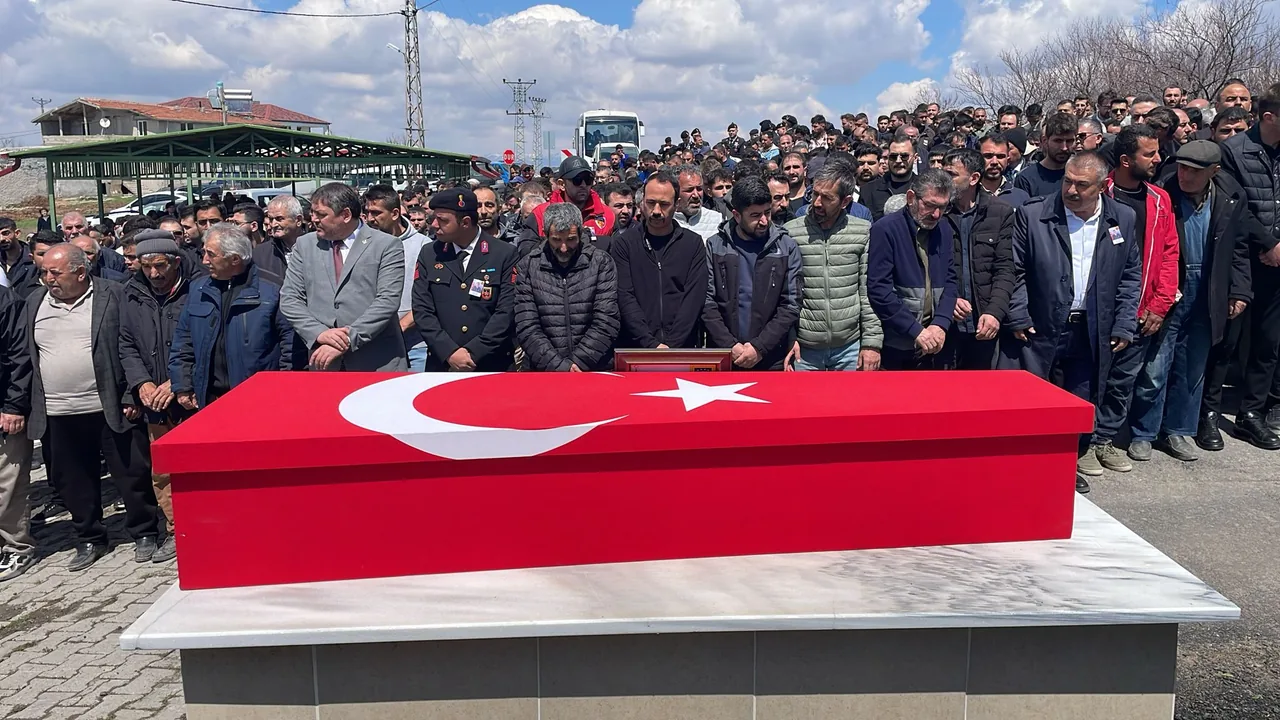 Kastamonu’da hayatını kaybeden Uzman Onbaşı Kenan Çakır , Kayseri’de son yolculuğuna uğurlandı — haber görseli