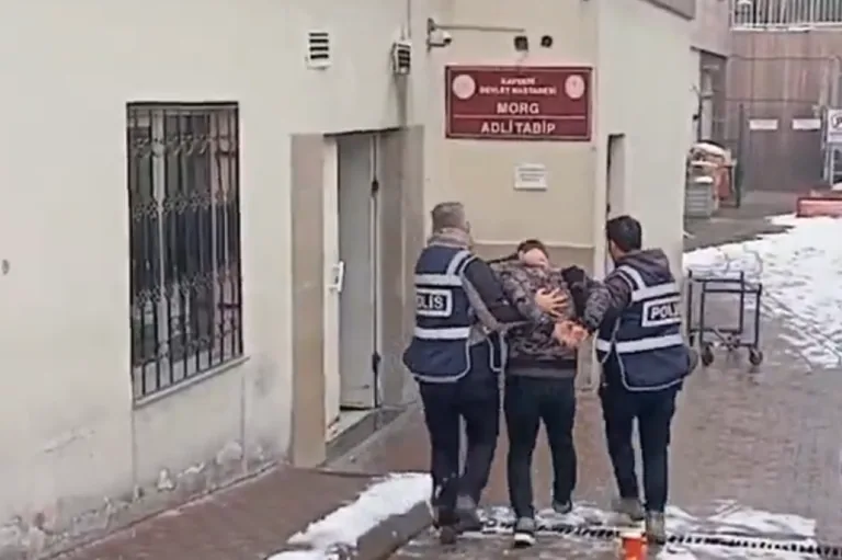 Kayseri'de Filmleri Aratmayan Operasyon: Şüpheli Halıların Arasında Yakalandı — haber görseli
