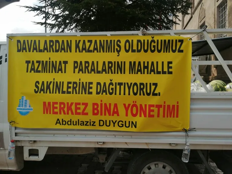 Bina yönetim sahibi, kazandığı tazminatla vatandaşlara karpuz dağıttı — haber görseli