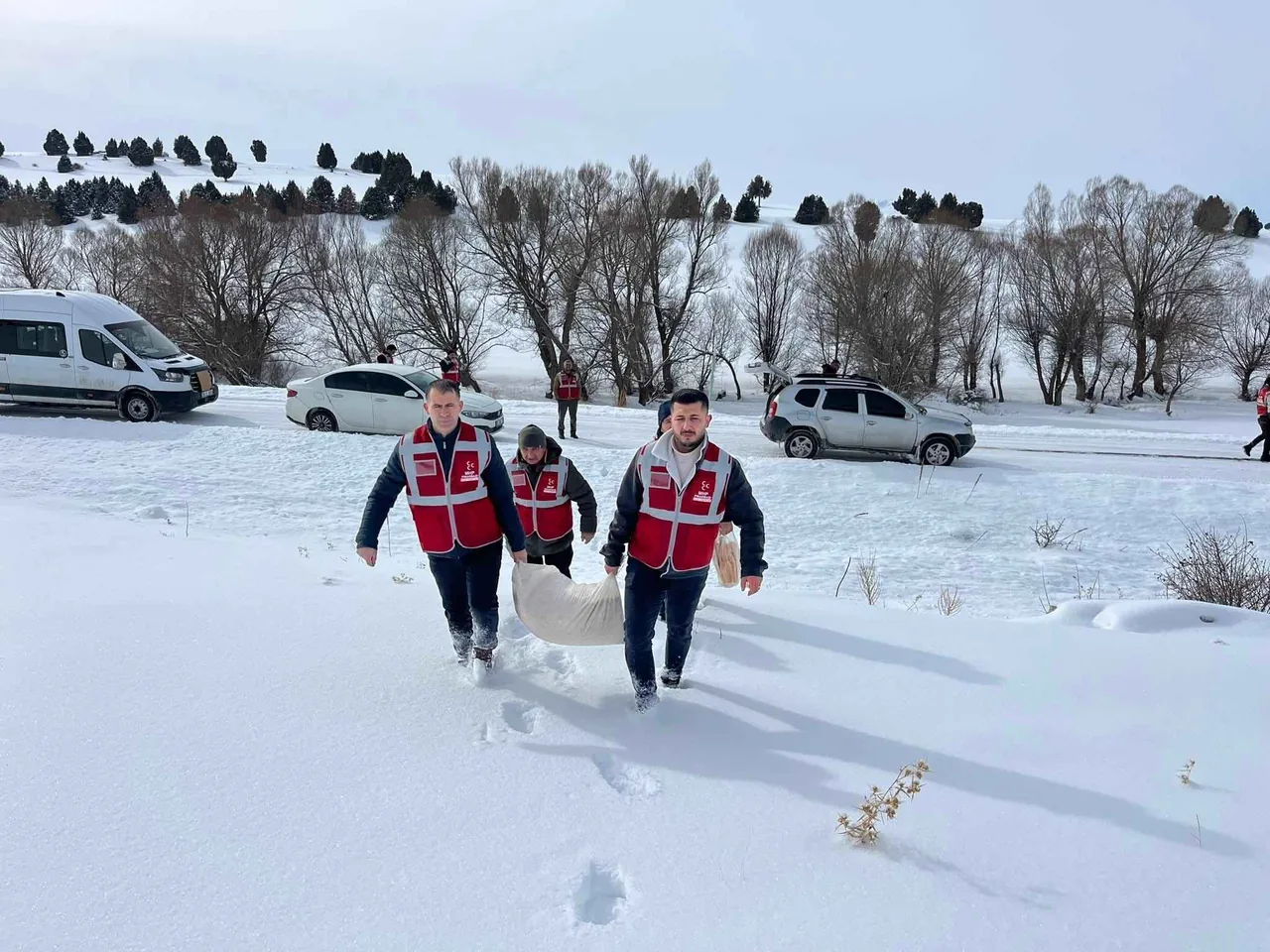 Kar Altındaki Doğa İçin Seferberlik: MHP Pınarbaşı teşkilatı, yaban hayvanları için doğaya yem bıraktı — haber görseli
