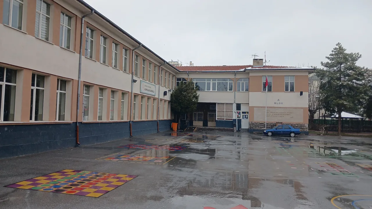 KAYSERİ’DE ALÇAK SALDIRI: OKUL BAHÇESİNDE ÇİRKİN PROVOKASYON: ATATÜRK BÜSTÜNE BALTAYLA SALDIRAN ŞAHIS YAKALANDI! — haber görseli