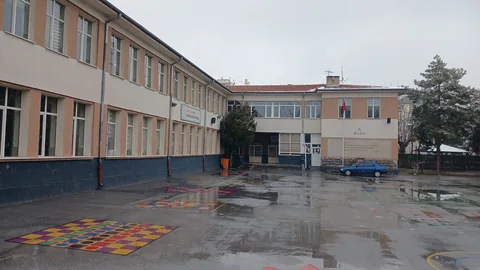 KAYSERİ’DE ALÇAK SALDIRI: OKUL BAHÇESİNDE ÇİRKİN PROVOKASYON: ATATÜRK BÜSTÜNE BALTAYLA SALDIRAN ŞAHIS YAKALANDI! — haber görseli