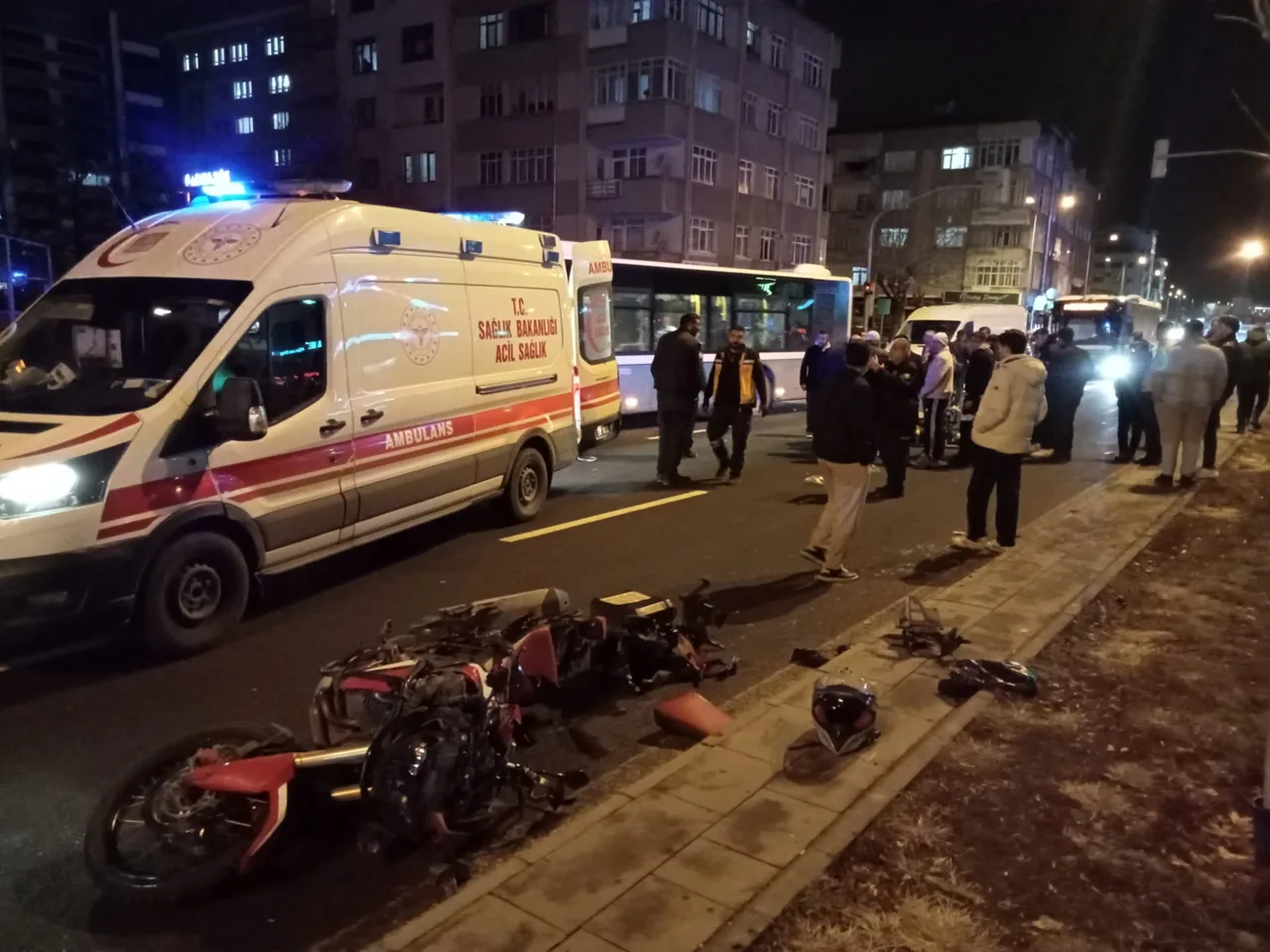Mehmet Özhaseki Bulvarı'nda Kaza! Motosiklet Yayaya Çarptı: 2 Yaralı — haber görseli