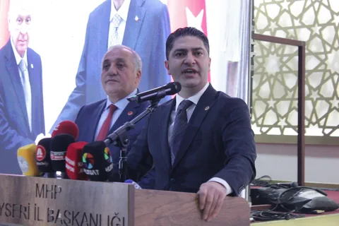 MHP'li Özdemir'den Tarihi Konuşma:Tüm Salon Ayakta Alkışladı — haber görseli