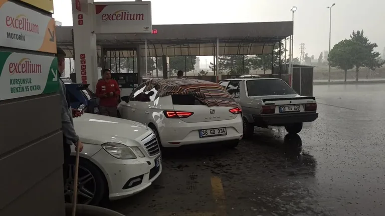 Meteoroloji 7.Bölge Müdürlüğü Yine Sınıfta Kaldı! Valilik Pazar Günü İçin Uyardı Kayseri'yi Bugün Dolu Vurdu — haber görseli