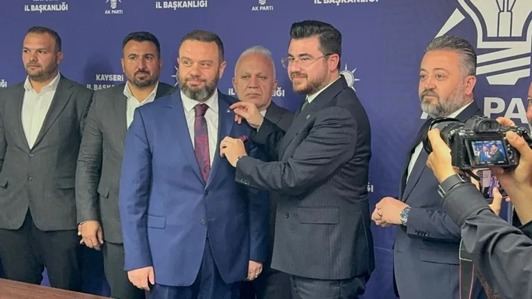 Kocasinan'da Yeniden Refah Partisi'nden İstifa Eden 4 Meclis Üyesi AK Parti’ye Geçti — haber görseli