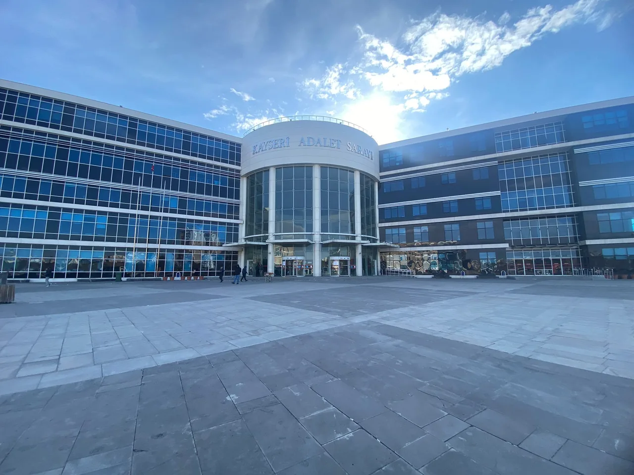 'Kuma getirme' cinayetinin sanığı 'meşru müdafaa' nedeniyle beraat ederken onu yaralayan akrabası 13 yıl 4 ay hapis cezası aldı — haber görseli