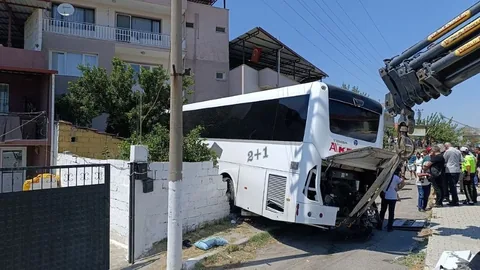 KARŞI ŞERİDE GEÇEN YOLCU OTOBÜSÜ BİR EVE ÇARPTI: 1 ÖLÜ 12 YARALI — haber görseli