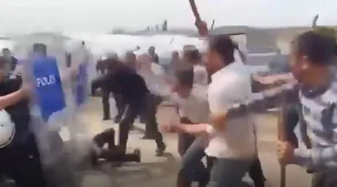 Ankara'da denetim yapılmasına izin vermeyen kurban satıcıları, polise saldırdı! — haber görseli