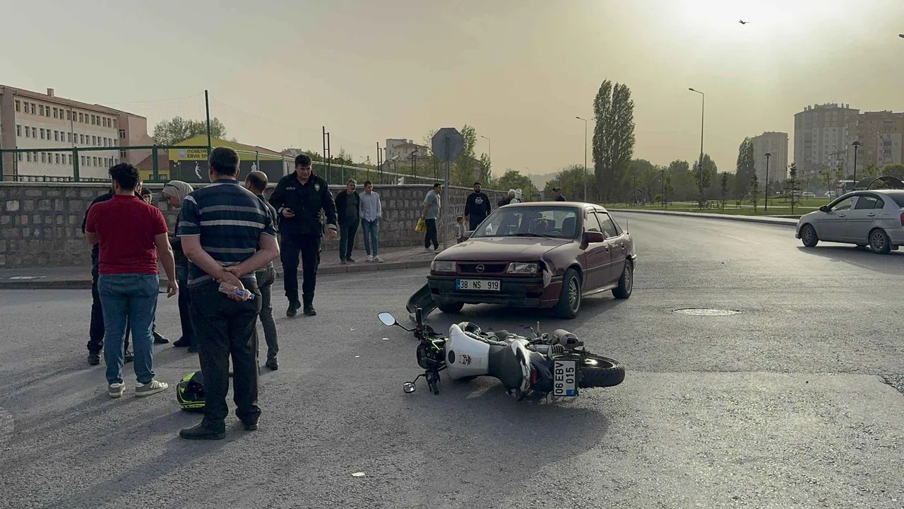 Son Dakika Trafik Kazası... Kayseri Yenişehir'de Otomobil ile Motosiklet Çarpıştı: 1 Yaralı — haber görseli