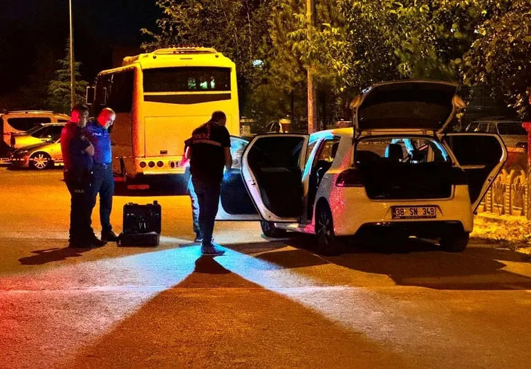 Kayseri'de Silahlı 2 Grubun Kavgasında Sokaktan Geçen Karı-Koca Yaralandı — haber görseli