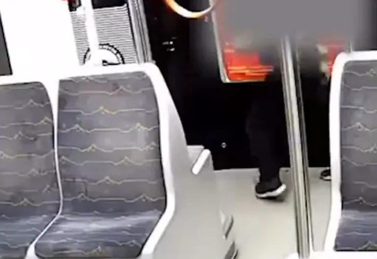 KAYSERİ'DE ŞOK GÖRÜNTÜLER! TRAMVAYA ZARAR VEREN ÇOCUKLAR YAKALANDI! — haber görseli