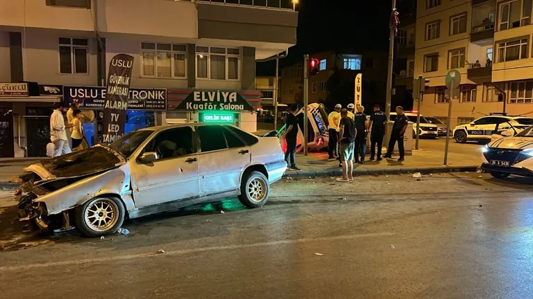 Kayseri'de Gece Yarısı Feci Kaza... Otomobille Çarpışan Polis Aracı Devrildi: 3 Yaralı — haber görseli