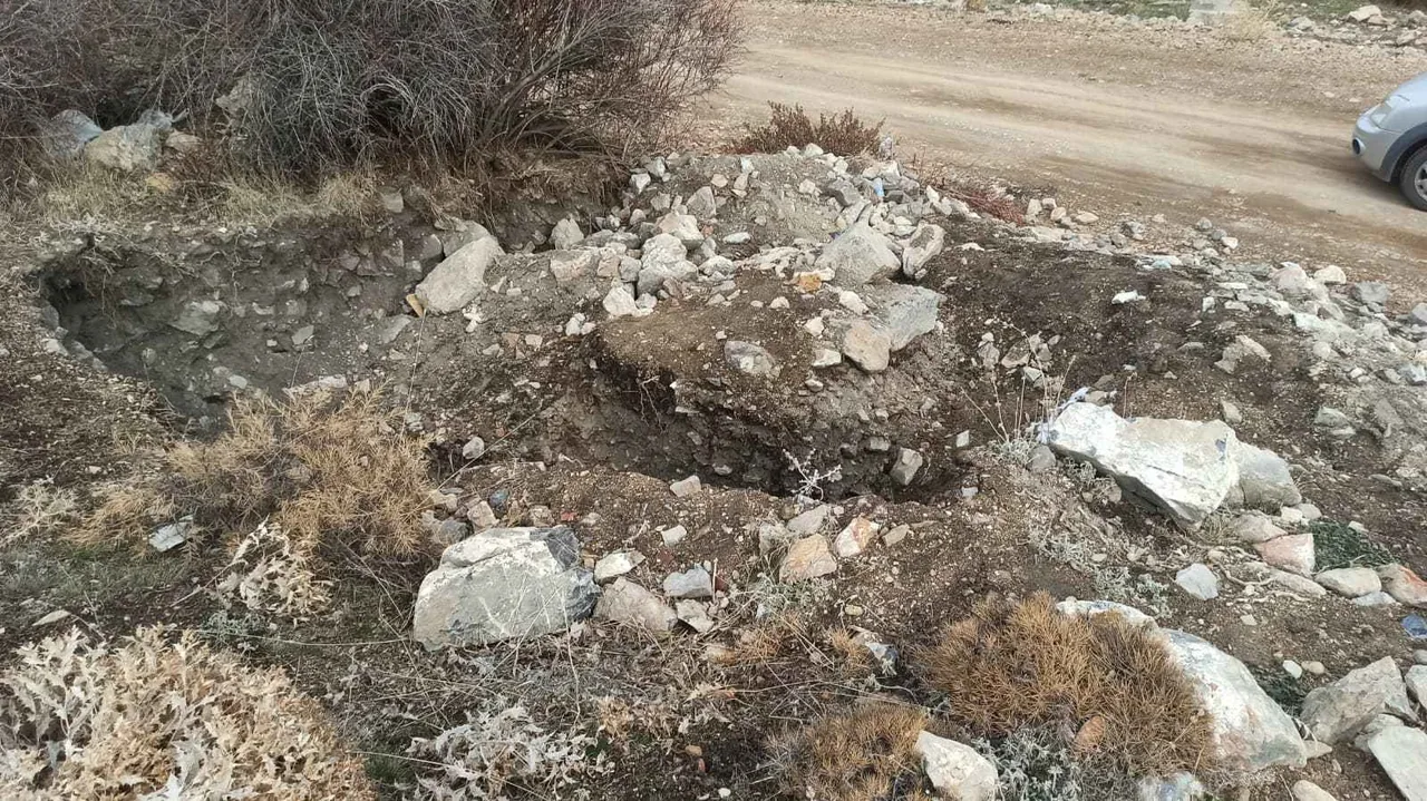 Yahyalı Soğulcak Yaylası’nda karlar eridi, kaçak kazılar gün yüzüne çıktı. — haber görseli