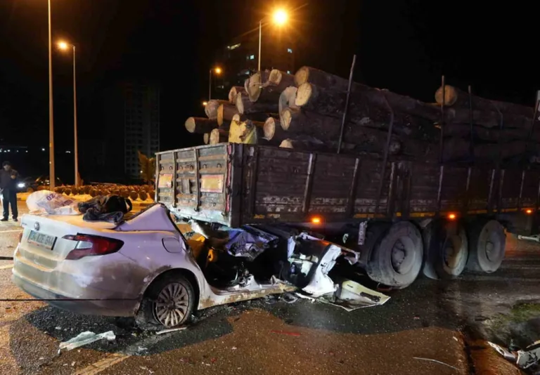 Kastamonu’da Korkunç Kaza! Otomobil Tır Dorsesinin Altında Kaldı: 1 Ölü, 2 Ağır Yaralı — haber görseli