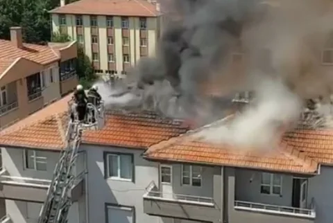Talas'ta Çatı Yangını Söndürüldü: Dumandan Etkilenen 3 Kişi Tedavi Altında — haber görseli