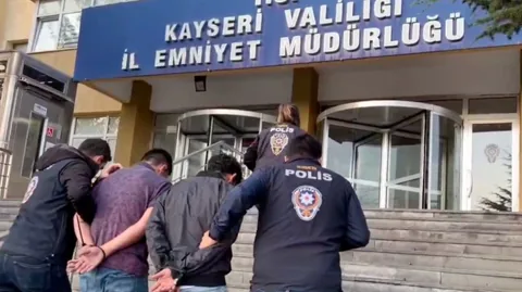 İnternet Üzerinden Ucuza Arsa Satışıyla Dolandırıcılık Yapan 7 Kişi Tutuklandı — haber görseli