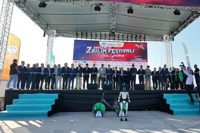 Kayseri Bilim Festivali Başladı: Gökyüzünde SOLOTÜRK, Sahne’de Bilim! — haber görseli