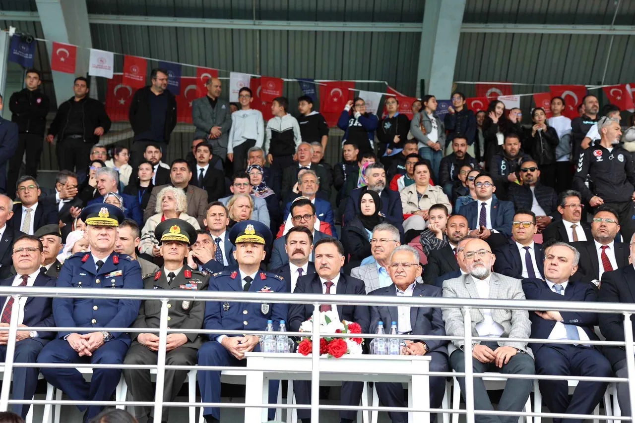 Kayseri’de 19 Mayıs Coşkusu: Bağımsızlık Meşalesi Atatürk Spor Kompleksi'nde Yeniden Parladı! — haber görseli