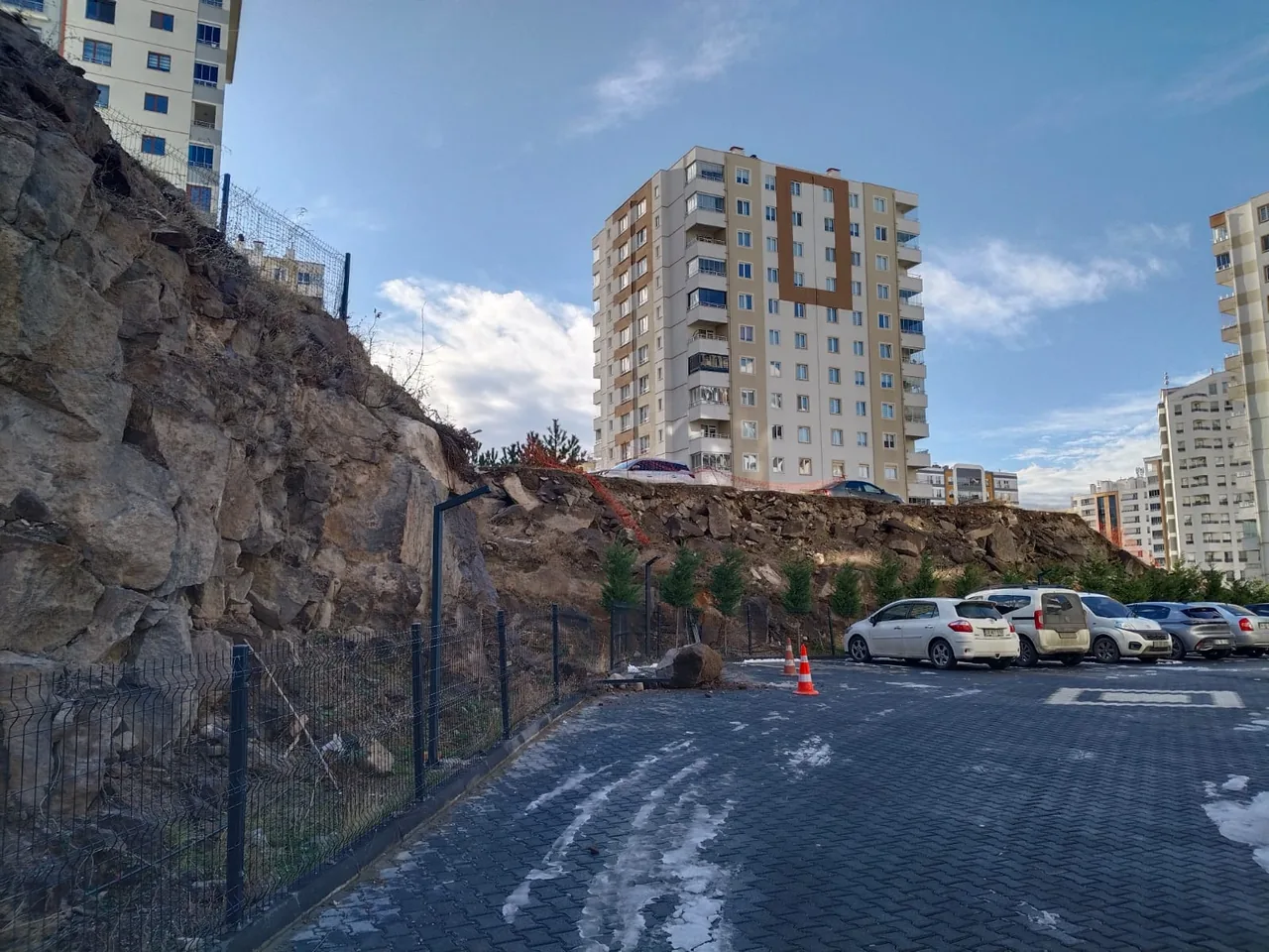 Talas’ta Korku Dolu Anlar: 15 Katlı Binanın Önüne Dev Kaya Düştü! — haber görseli