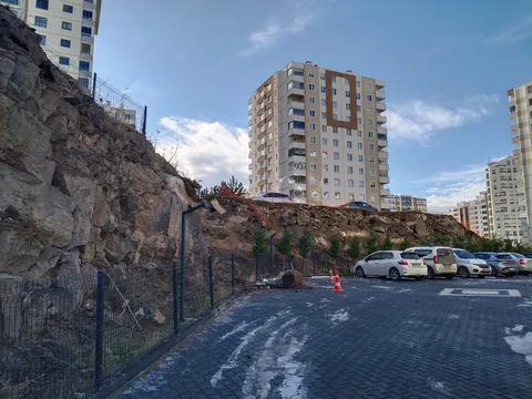 Talas’ta Korku Dolu Anlar: 15 Katlı Binanın Önüne Dev Kaya Düştü! — haber görseli