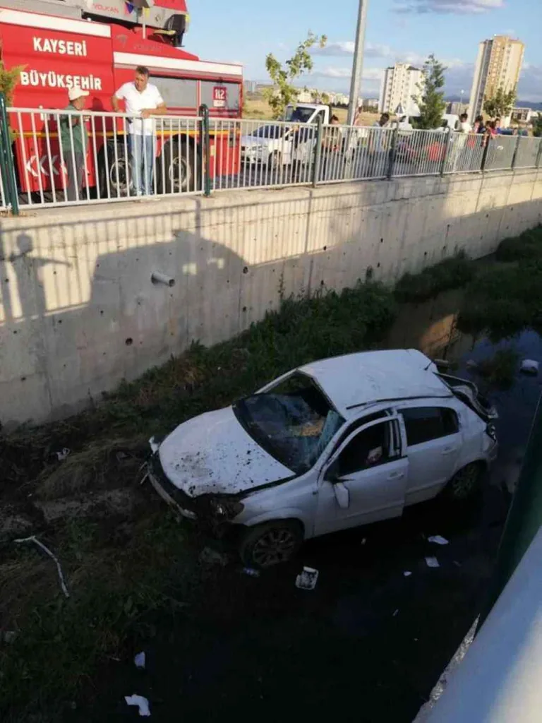 Kayseri'de Korkunç Kaza: Virajı Alamayan Araç Kanala Düştü — haber görseli