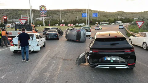 Osman Kavuncu Bulvarı'nda Zincirleme Kaza! 4 Araç Birbirine Girdi: 4 Yaralı — haber görseli