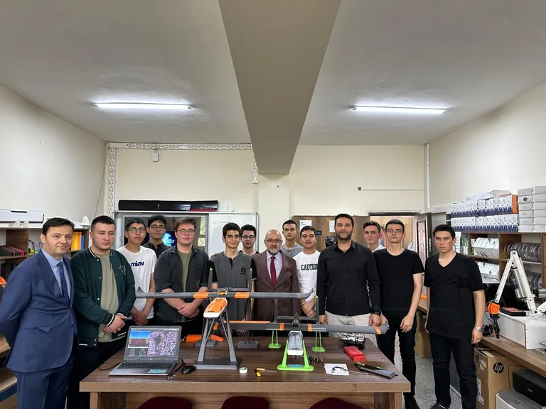 Kartal MTAL Uçak Bakım Bölümü öğrencileri, TÜBİTAK Bölge Birincisi oldu — haber görseli