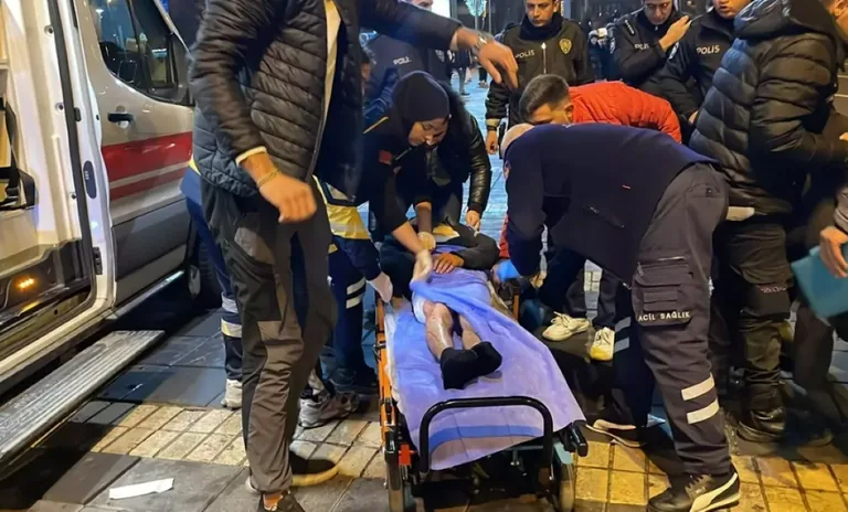 Omuz Atma Meselesinde Kan Aktı: Bir Genç Yaya Geçidinde Bıçaklandı — haber görseli
