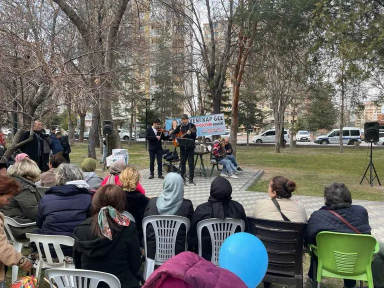 Kayseri'de Muhtar Adayları İlginç Çalışmalara İmza Atıyor! Mahalle Sakinlerine Konser — haber görseli