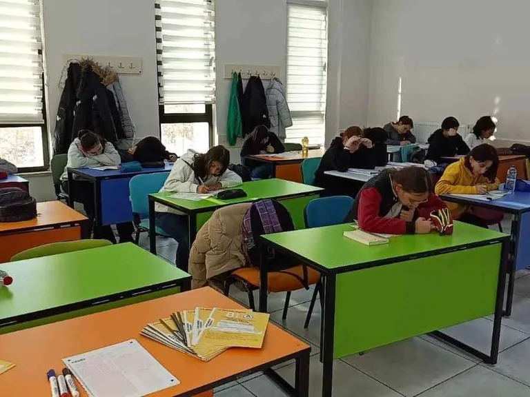 Kayseri Büyükşehir'den Gençlere Büyük Destek: KAYMEK, 1100 Öğrenciye Deneme Sınavı Düzenledi — haber görseli