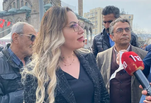 İYİ Partili Nazlı Şahin'den Cumhuriyet Meydanı'ndaki Parti Bayraklarına Eleştiri — haber görseli