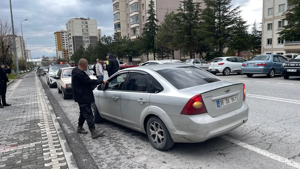 Kayseri'de Polisin Dur İhtarına Uymayan 17 Yaşındaki Ehliyetsiz Sürücü Yakalandı — haber görseli