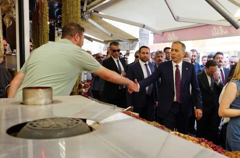 İçişleri Bakanı Ali Yerlikaya, Kayseri'de Esnaf Ziyaretinde Bulundu — haber görseli