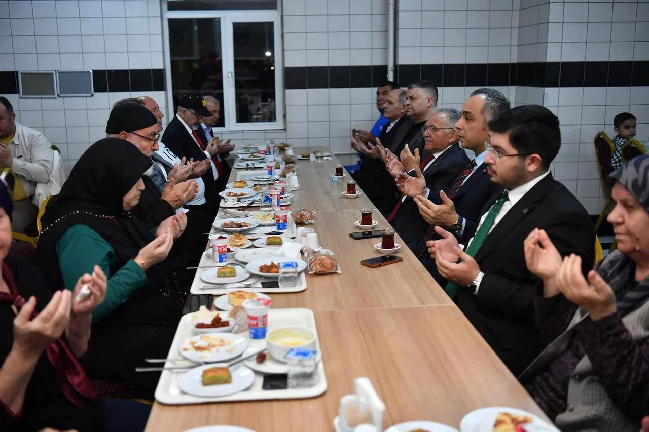 BAŞKAN BÜYÜKKILIÇ, CUMHURBAŞKANI İLE BAYRAMLAŞTI, “İFTARA 5 KALA” PROGRAMINA VE HUZUREVİ GÖNÜL SOFRASINA KATILDI — haber görseli