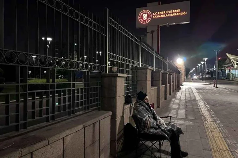 Elektrik Kesintilerine İsyan Eden Vekil Tanal, Bakanlık Önünde Oturma Eylemi Başlattı — haber görseli