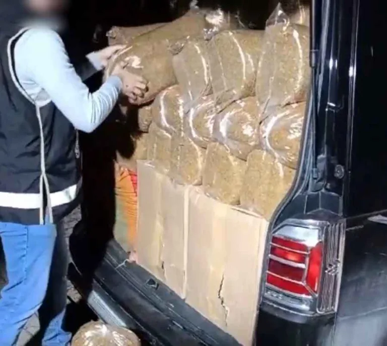 Kaçak Tütün Operasyonu: 2 Şüpheli Yakalandı, 2 Ton Tütün Ele Geçirildi! — haber görseli