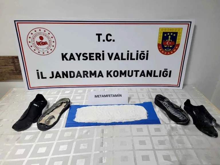 Jandarma Otelde Yakaladı: Ayakkabının İçinden 1 Kilo Uyuşturucu Çıktı! — haber görseli