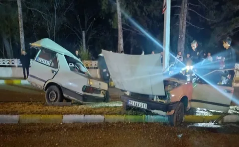 Edirne’de Feci Kaza! Direğe Çarpan Otomobil İkiye Bölündü: 2 Ağır Yaralı — haber görseli