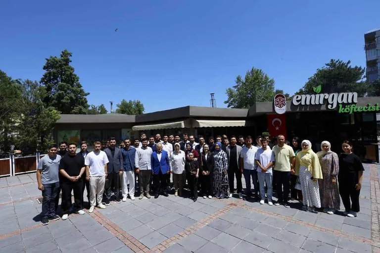 Başkan Büyükkılıç Gençlerle Emirgan Kafe'de Bir Araya Geldi — haber görseli