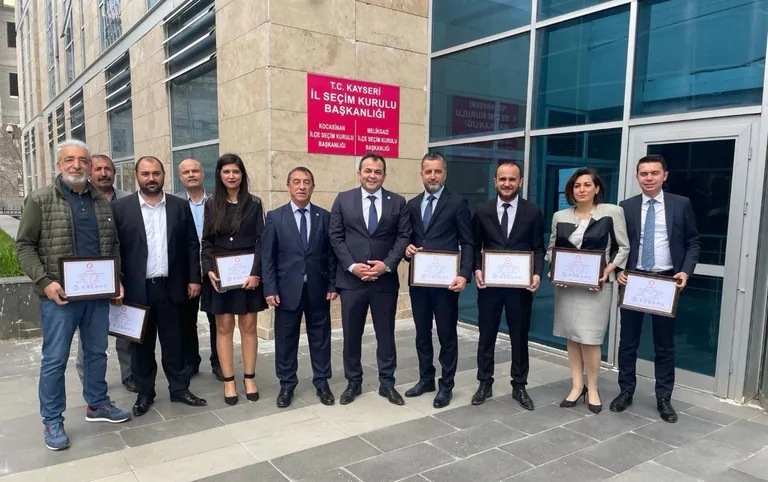 İYİ Parti Talas Belediye Meclis Üyeleri mazbatalarını aldı  — haber görseli