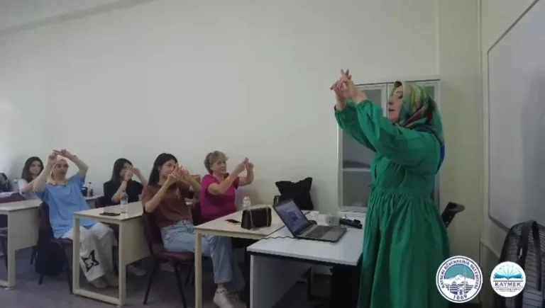 KAYMEK’ten Geniş Kapsamlı İşaret Dili Kursu: Jargondan TV Çevirmenliğine Eğitim İmkanı — haber görseli
