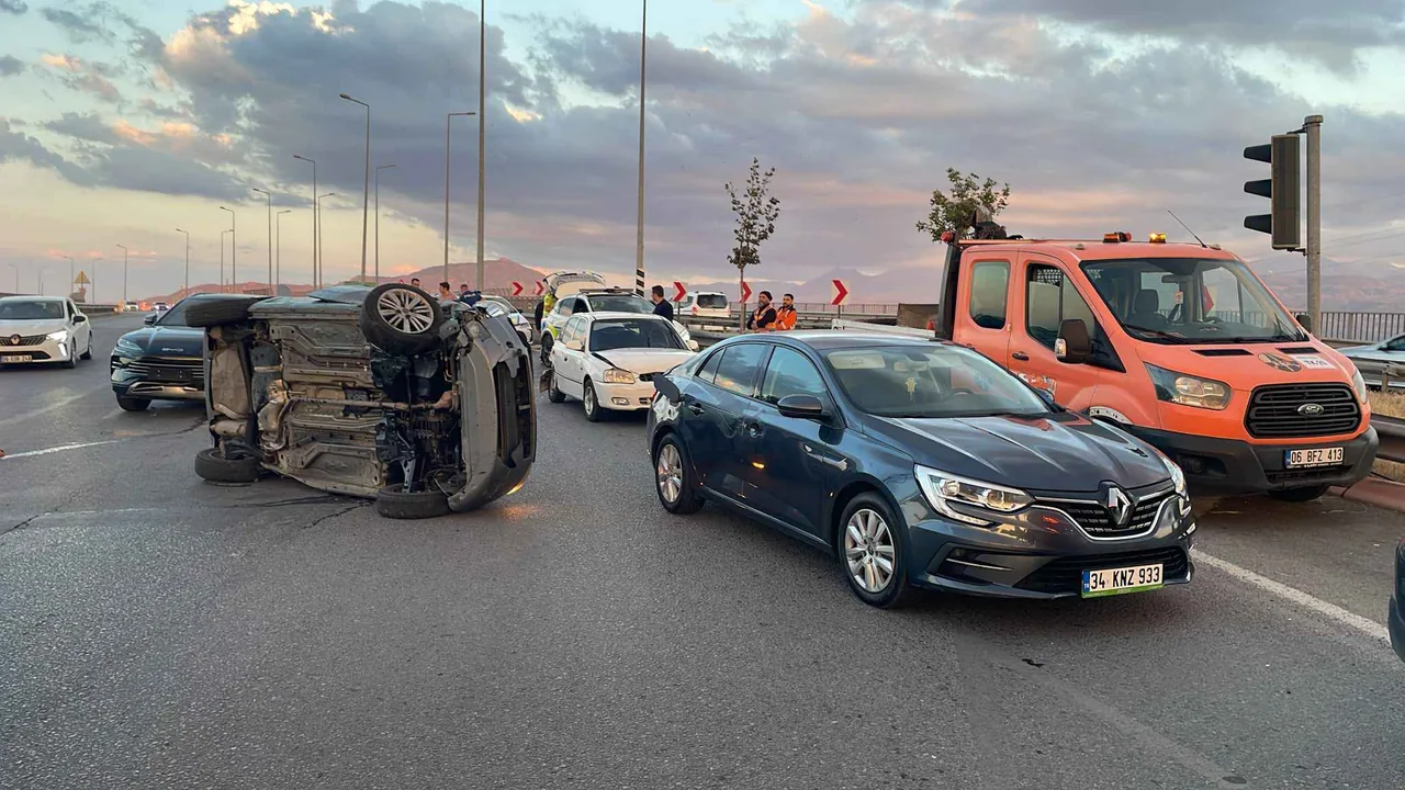 Osman Kavuncu Bulvarı'nda Zincirleme Kaza! 4 Araç Birbirine Girdi: 4 Yaralı — haber görseli
