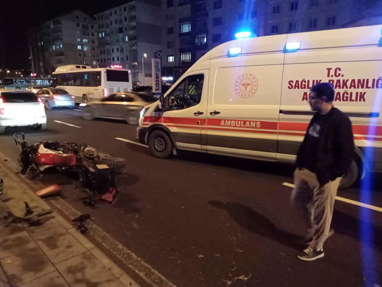 Mehmet Özhaseki Bulvarı'nda Kaza! Motosiklet Yayaya Çarptı: 2 Yaralı — haber görseli