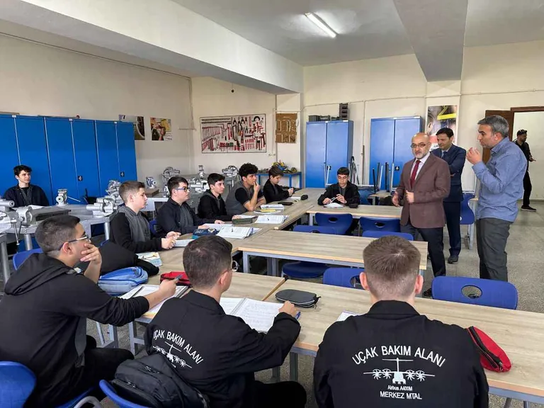 Kartal MTAL Uçak Bakım Bölümü öğrencileri, TÜBİTAK Bölge Birincisi oldu — haber görseli
