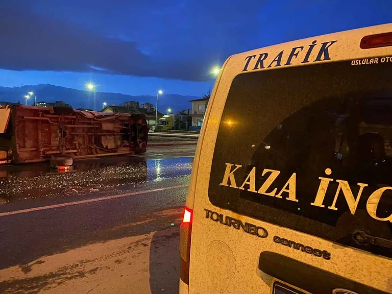 Kayseri Yavuzlar Mahallesinde Otomobil ile İşçi Servisi Çarpıştı: 3 Yaralı — haber görseli