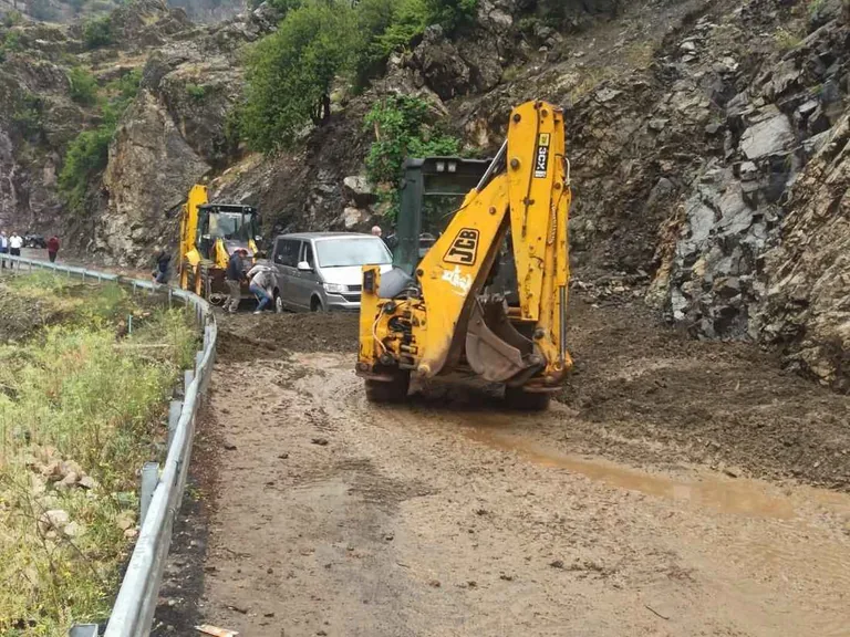 Yahyalı’yı sağanak vurdu! Kapuzbaşı ve Büyükçakır’da sel, Çağlayan yolunda göçük — haber görseli