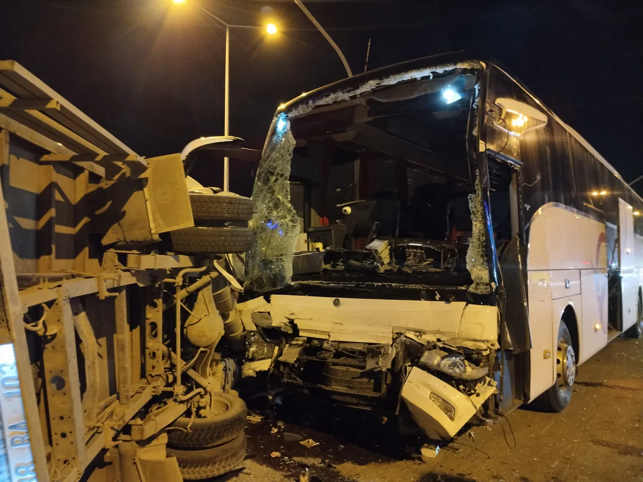 Osman Kavuncu Bulvarı’nda Can Pazarı: Kayseri'de Öz Sivas yolcu otobüsü ile kamyonet çarpıştı: 5 Yaralı! — haber görseli