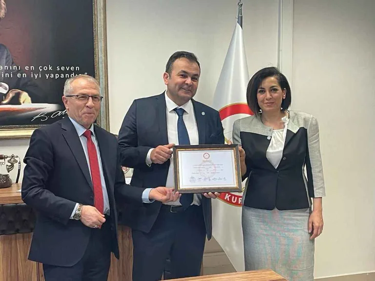 İYİ Parti Talas Belediye Meclis Üyeleri mazbatalarını aldı  — haber görseli